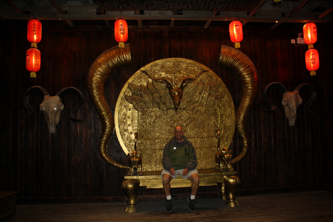 2009 Paul on throne (1280x853)